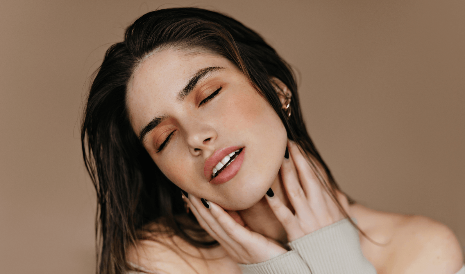 Mulher com pele natural em luz suave